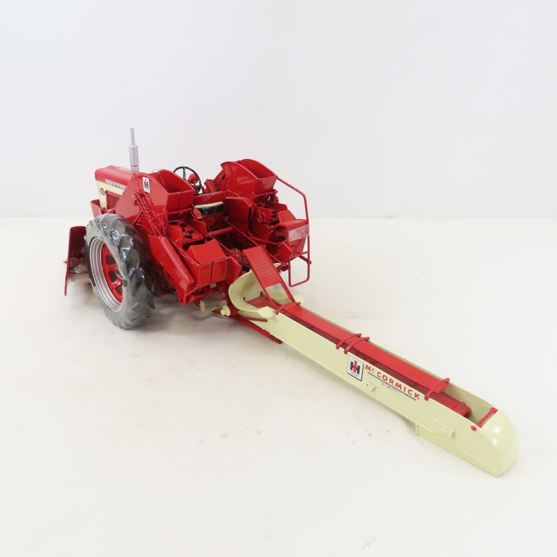 ERTL Precision1:16 Farmall 560 w/2-MH Corn Picker - 4