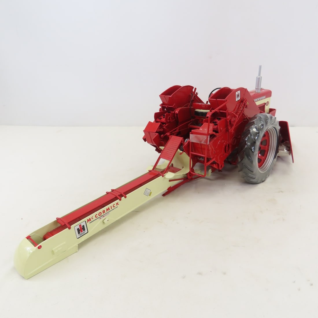 ERTL Precision1:16 Farmall 560 w/2-MH Corn Picker - 6