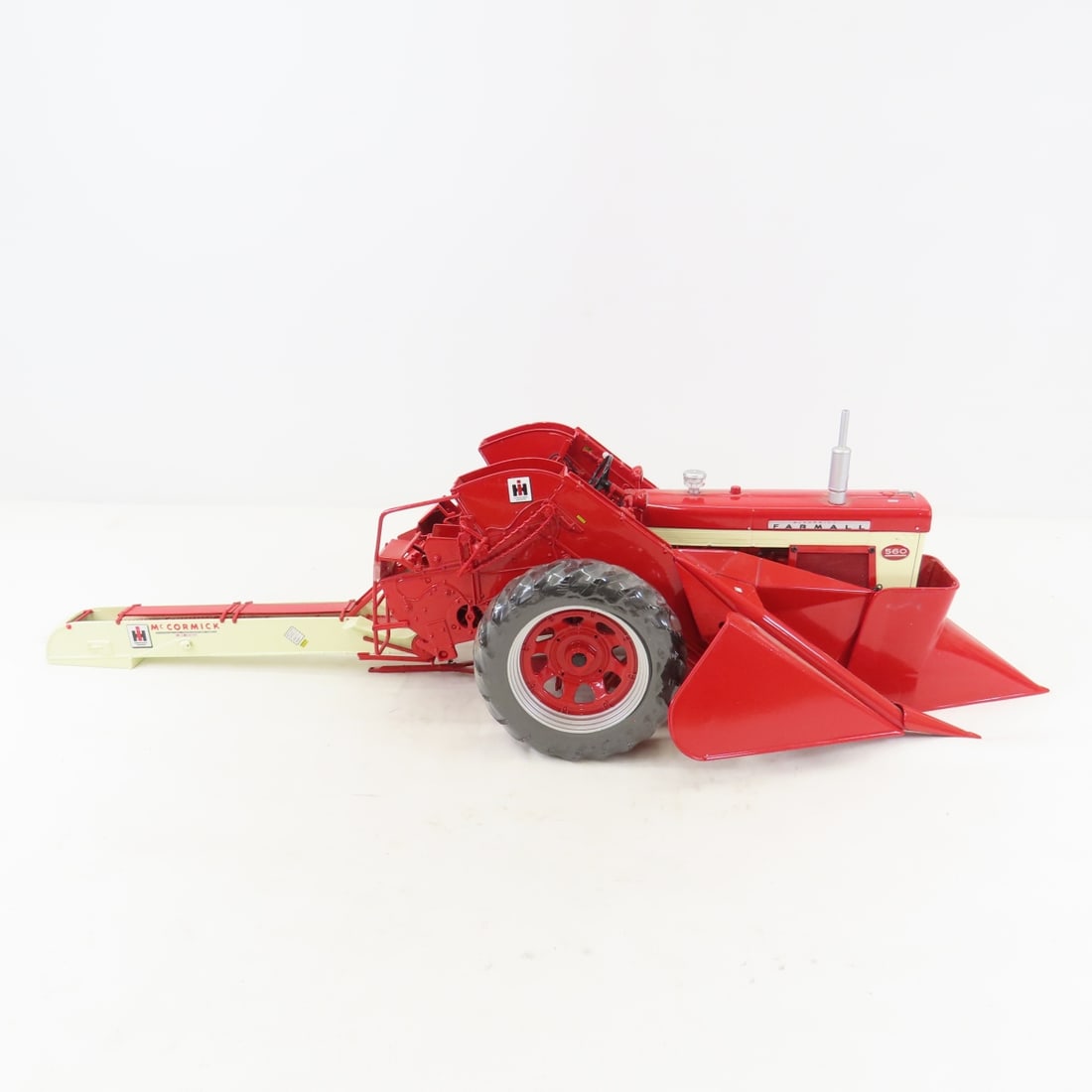 ERTL Precision1:16 Farmall 560 w/2-MH Corn Picker - 7