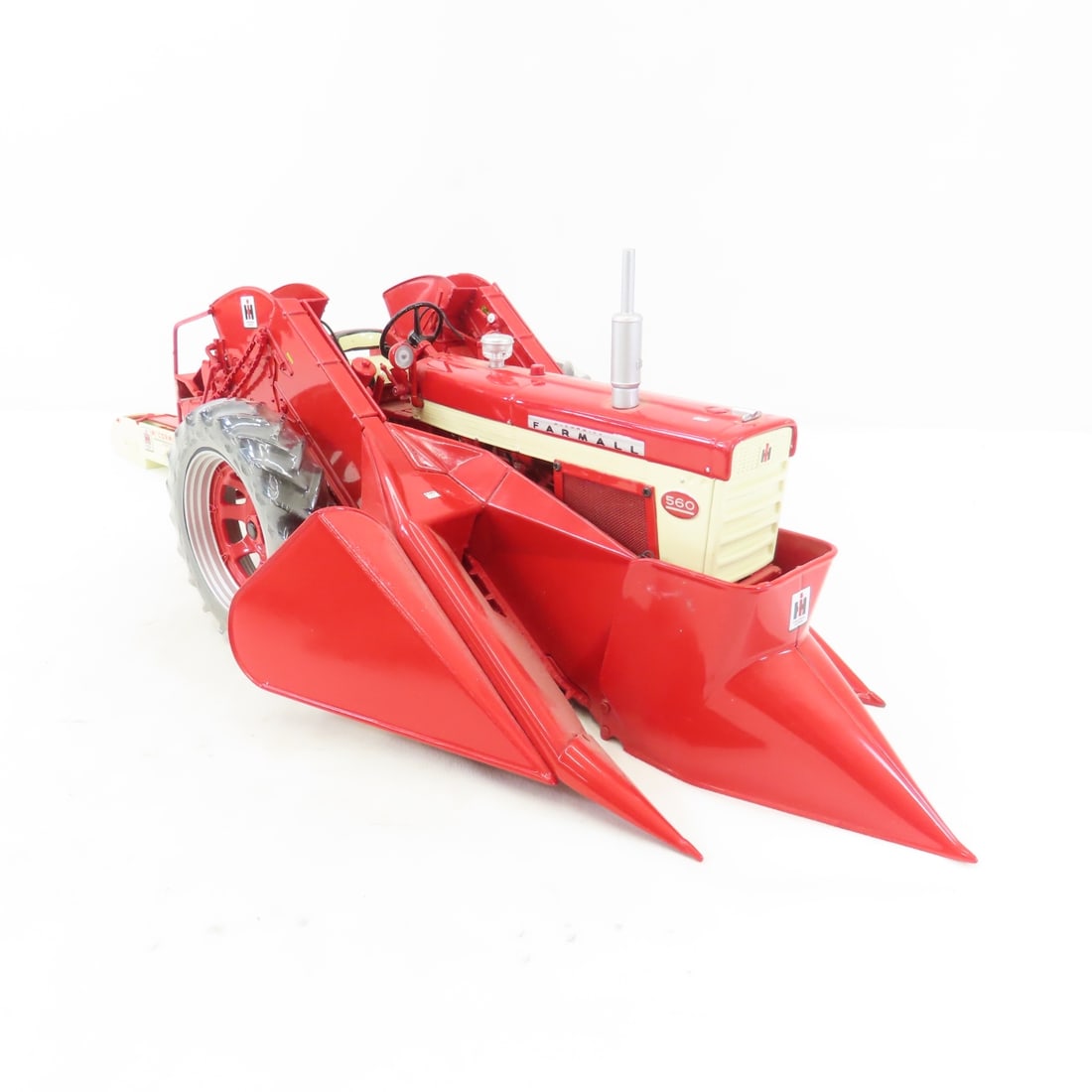 ERTL Precision1:16 Farmall 560 w/2-MH Corn Picker - 8