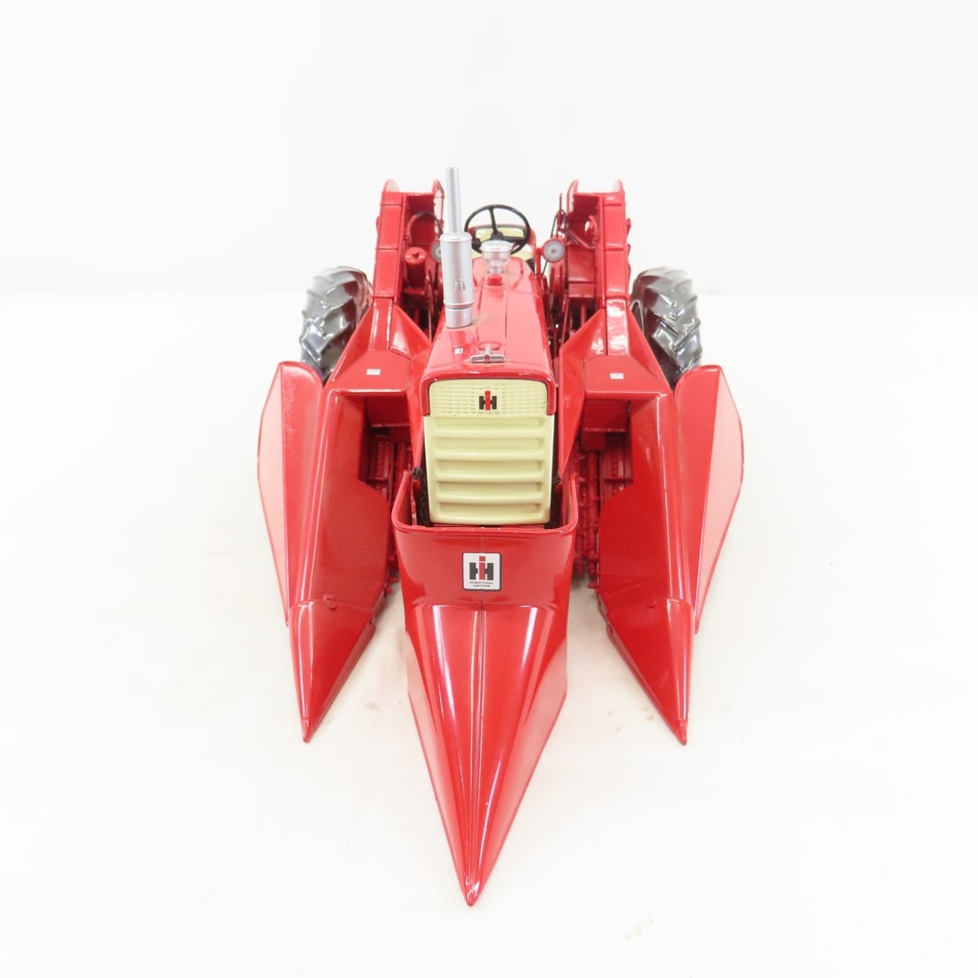 ERTL Precision1:16 Farmall 560 w/2-MH Corn Picker - 9