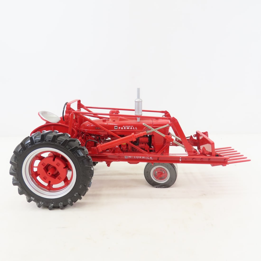 ERTL Precision 1:16 Farmall MD Tractor with Loader - 7