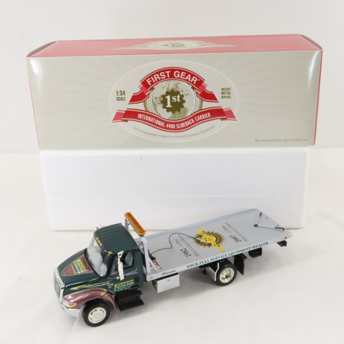 1st Gear Falls Farm INTL 4400 Slideback Carrier: 1st Gear Falls Farm INTL 4400 Slideback Carrier - 1:34 Scale Diecast Metal Falls Farm & Garden 19-3619. LOT SIZE: 13x5x5" 2 LBS All information and photos, which are part of the description, are