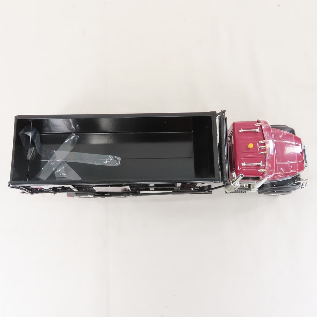 1st Gear 1:34 Scale Mack Granite Refuse Truck - 9