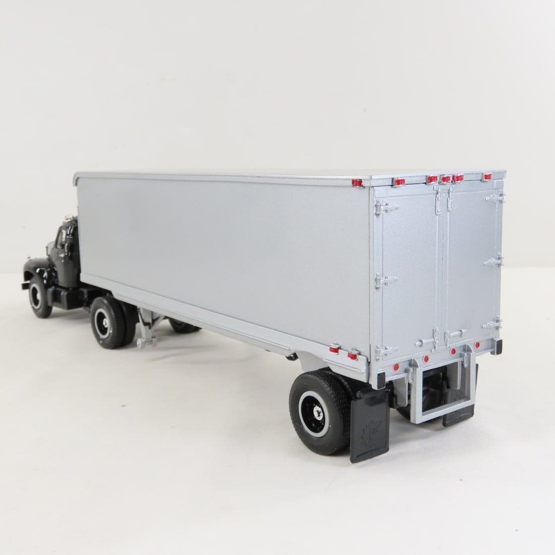 1st Gear 1:34 Black Cab Mack B-61 Tractor Trailer - 3