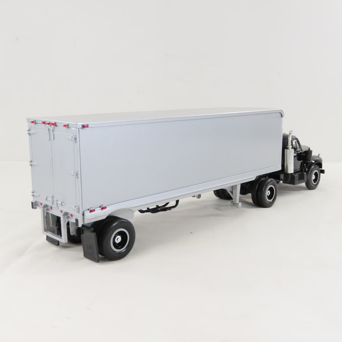 1st Gear 1:34 Black Cab Mack B-61 Tractor Trailer - 5