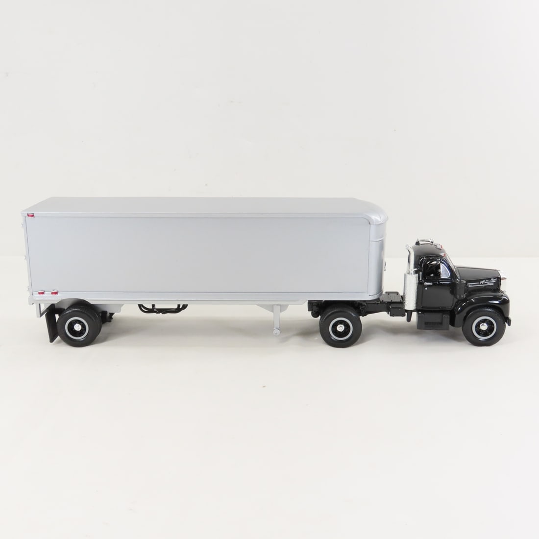 1st Gear 1:34 Black Cab Mack B-61 Tractor Trailer - 6