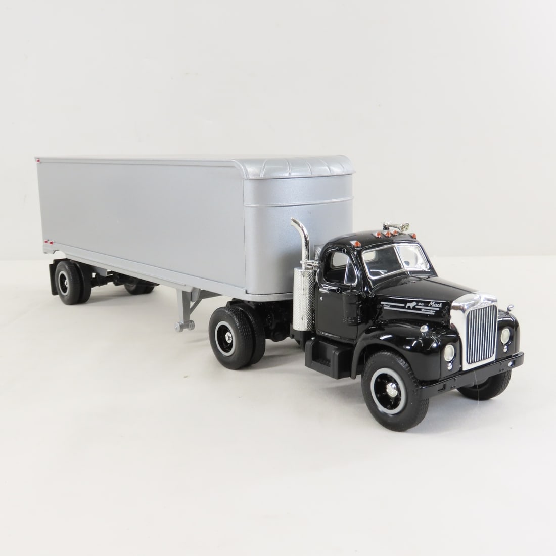 1st Gear 1:34 Black Cab Mack B-61 Tractor Trailer - 7