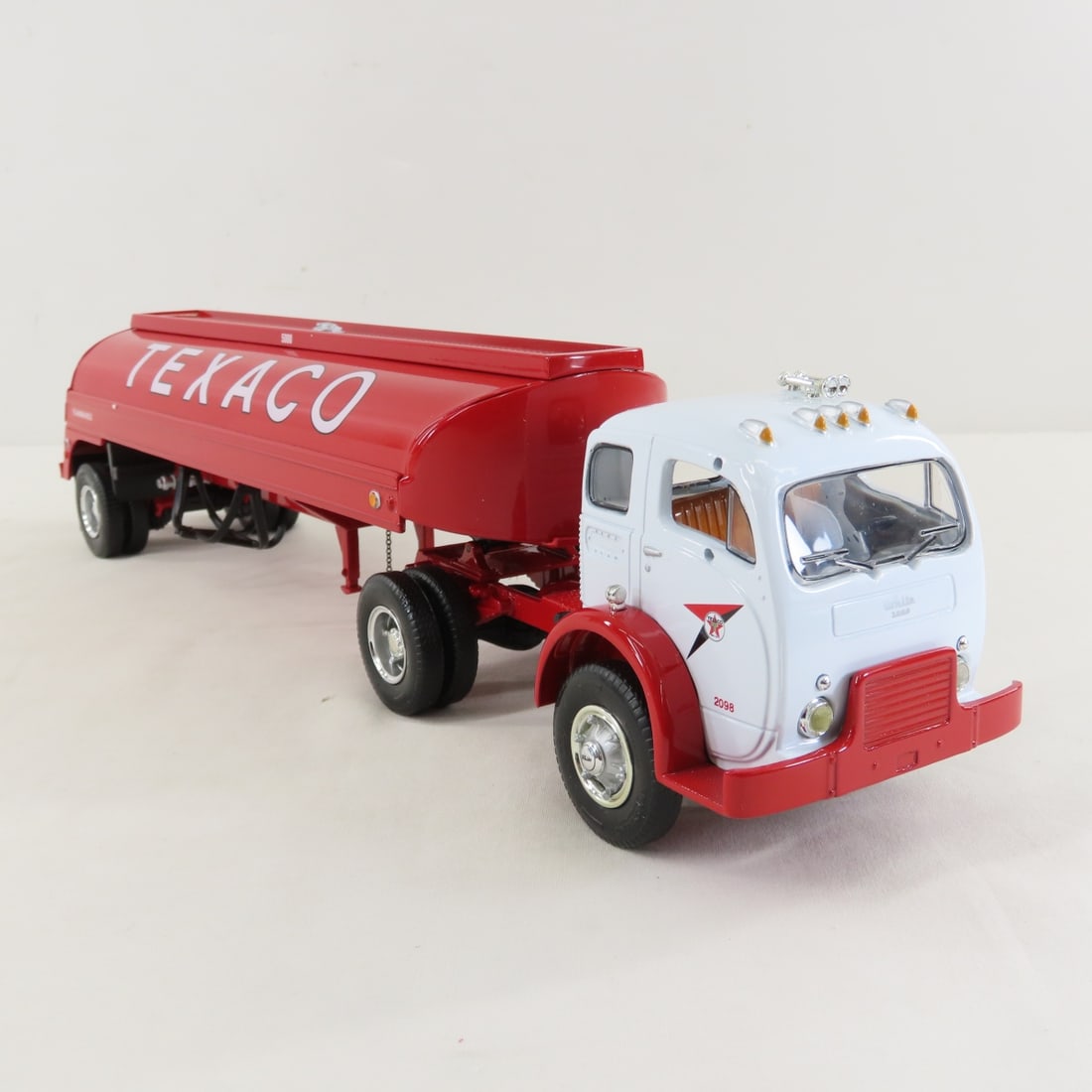 1st Gear 1953 Texaco Aviation 5000 Gallon Tanker - 7