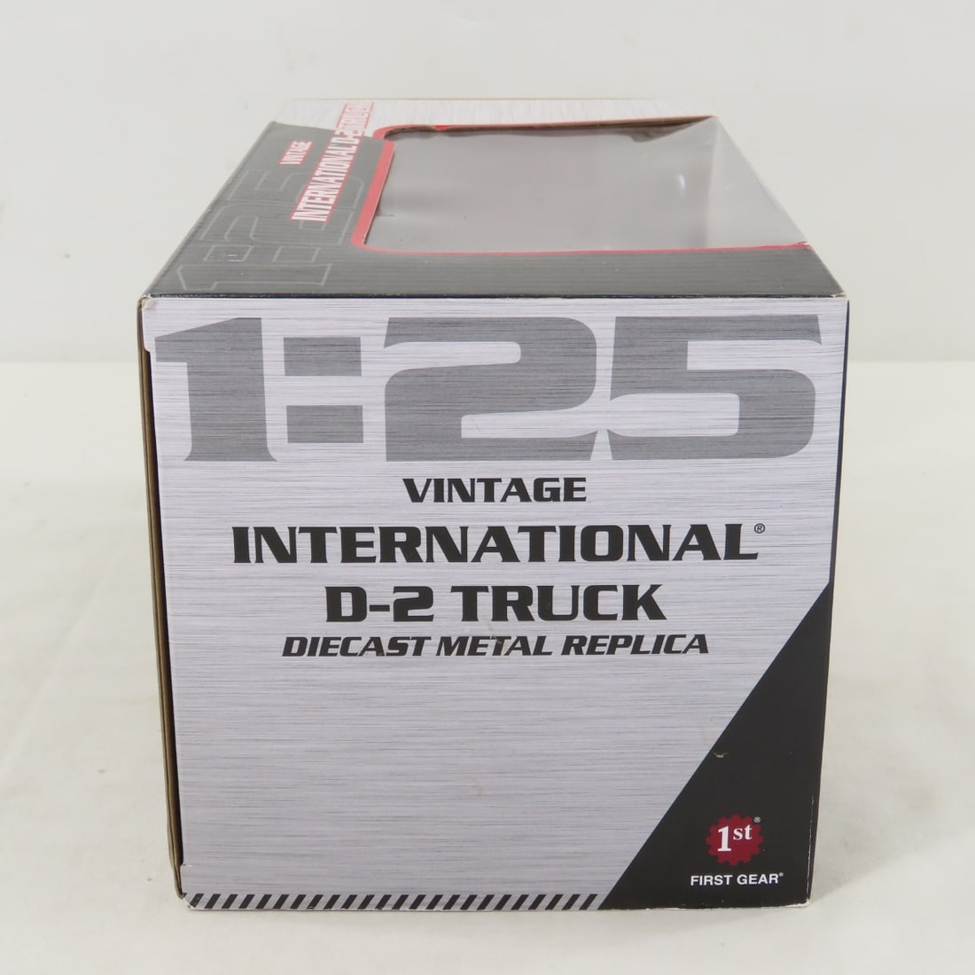 1st Gear 1:25 International D-2 Truck 49-0344A - 3