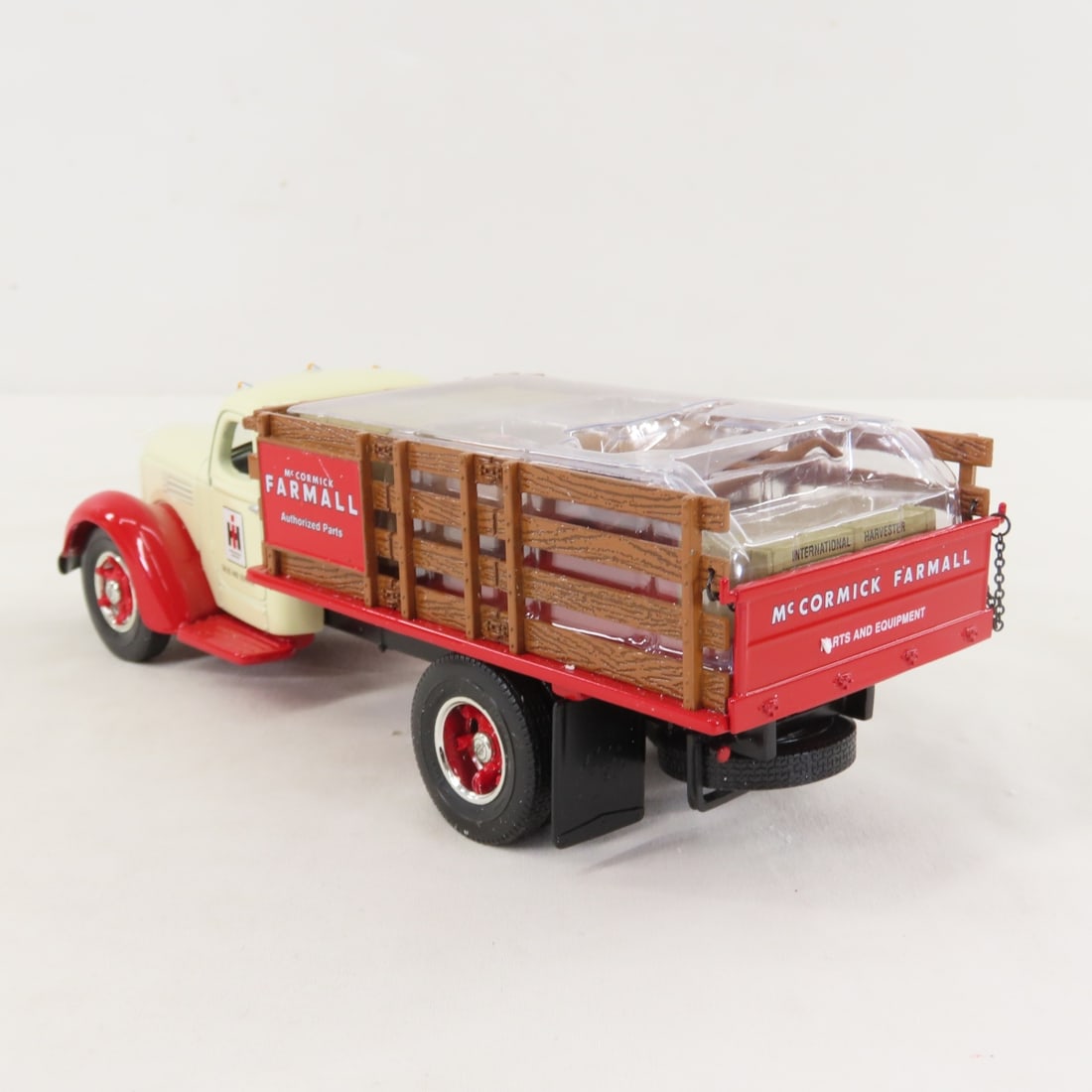 1st Gear 1:34 INTL Farmall 1949 KB-8 Stake Truck - 3