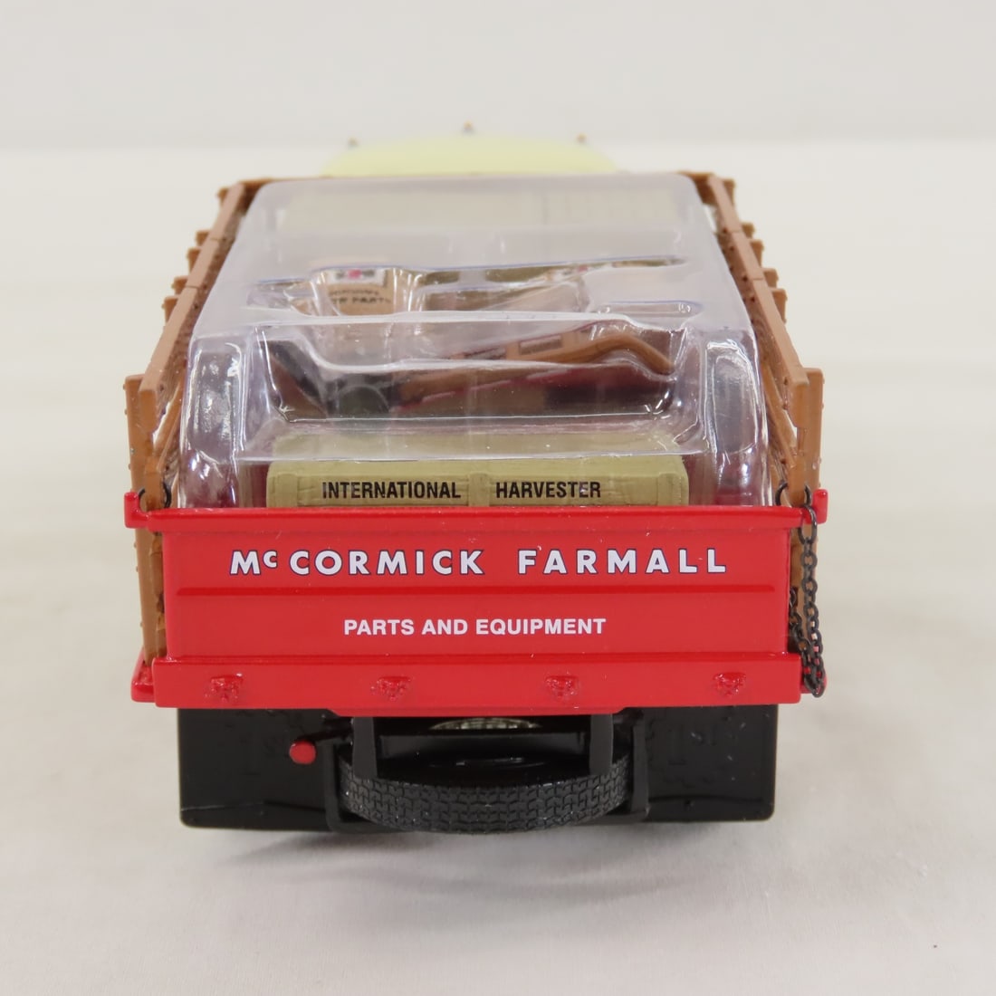 1st Gear 1:34 INTL Farmall 1949 KB-8 Stake Truck - 4
