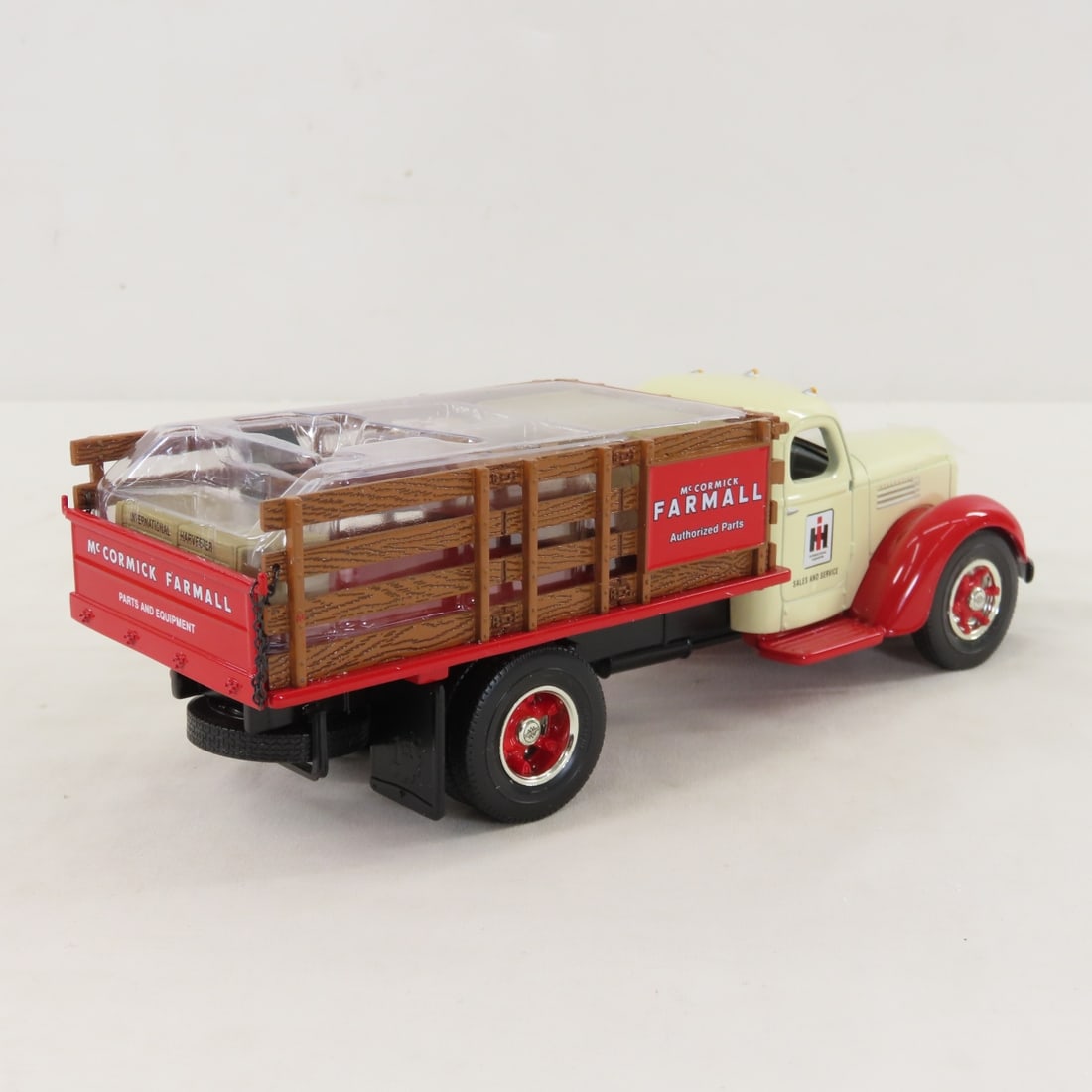 1st Gear 1:34 INTL Farmall 1949 KB-8 Stake Truck - 5