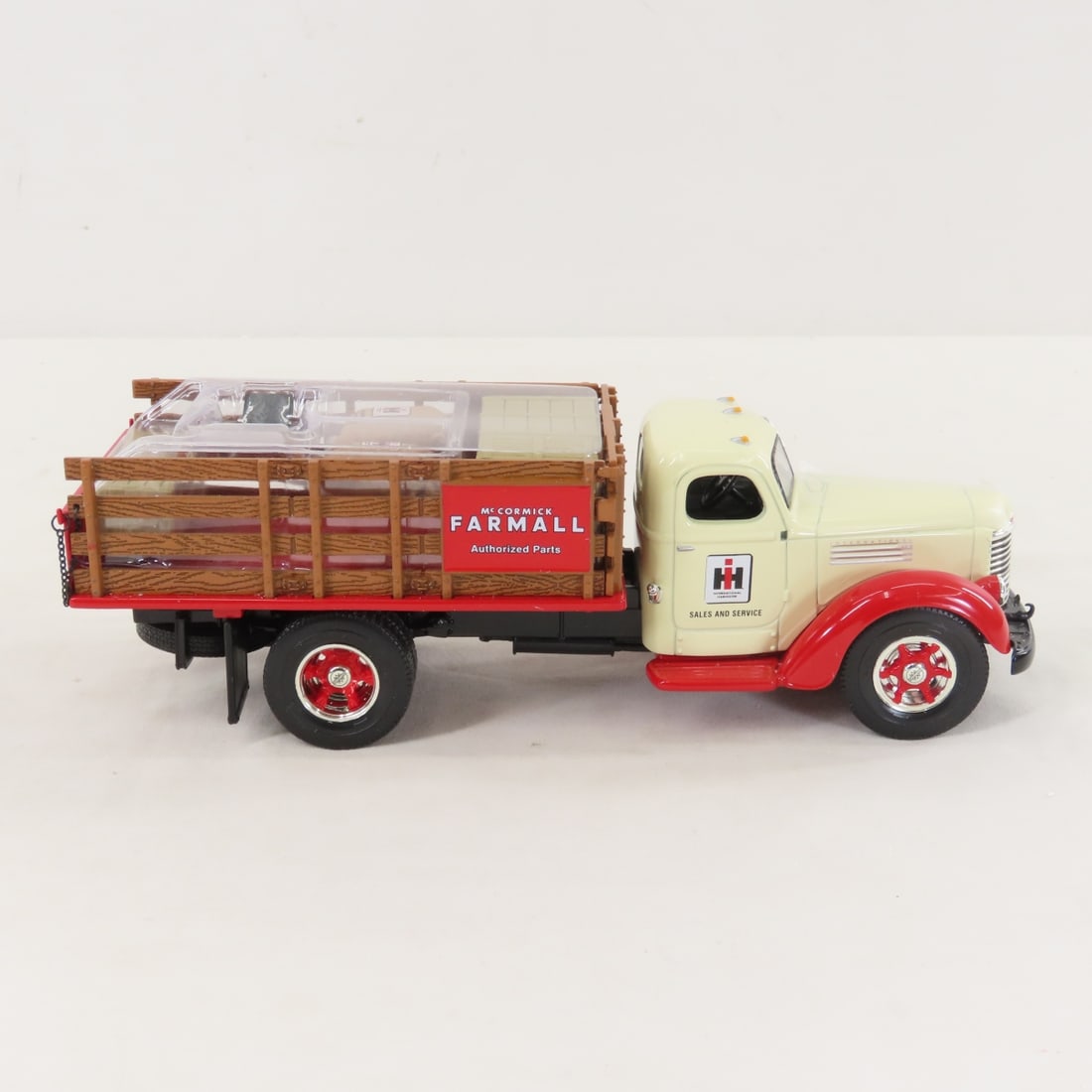 1st Gear 1:34 INTL Farmall 1949 KB-8 Stake Truck - 6
