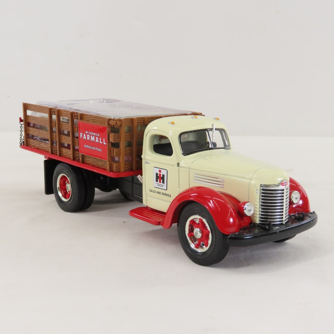 1st Gear 1:34 INTL Farmall 1949 KB-8 Stake Truck - 7
