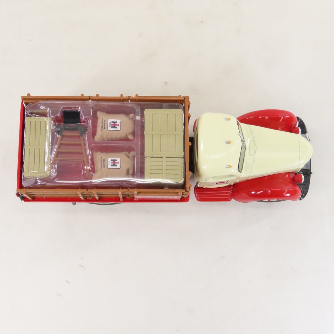 1st Gear 1:34 INTL Farmall 1949 KB-8 Stake Truck - 9