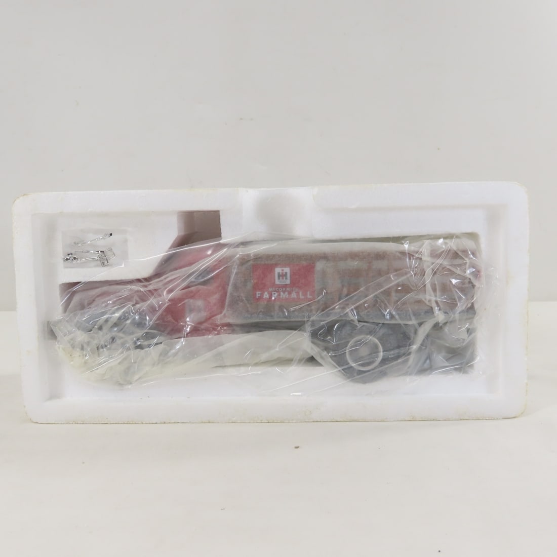 1st Gear 1:34 INTL Farmall 1949 KB-8 Stake Truck - 2