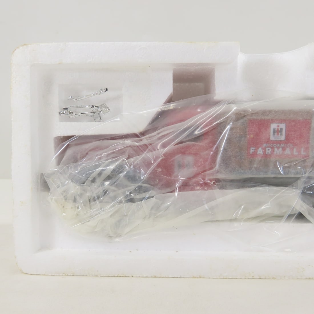 1st Gear 1:34 INTL Farmall 1949 KB-8 Stake Truck - 3