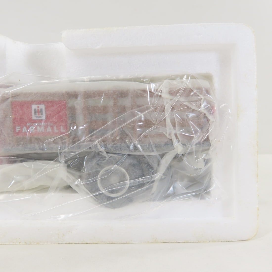 1st Gear 1:34 INTL Farmall 1949 KB-8 Stake Truck - 4