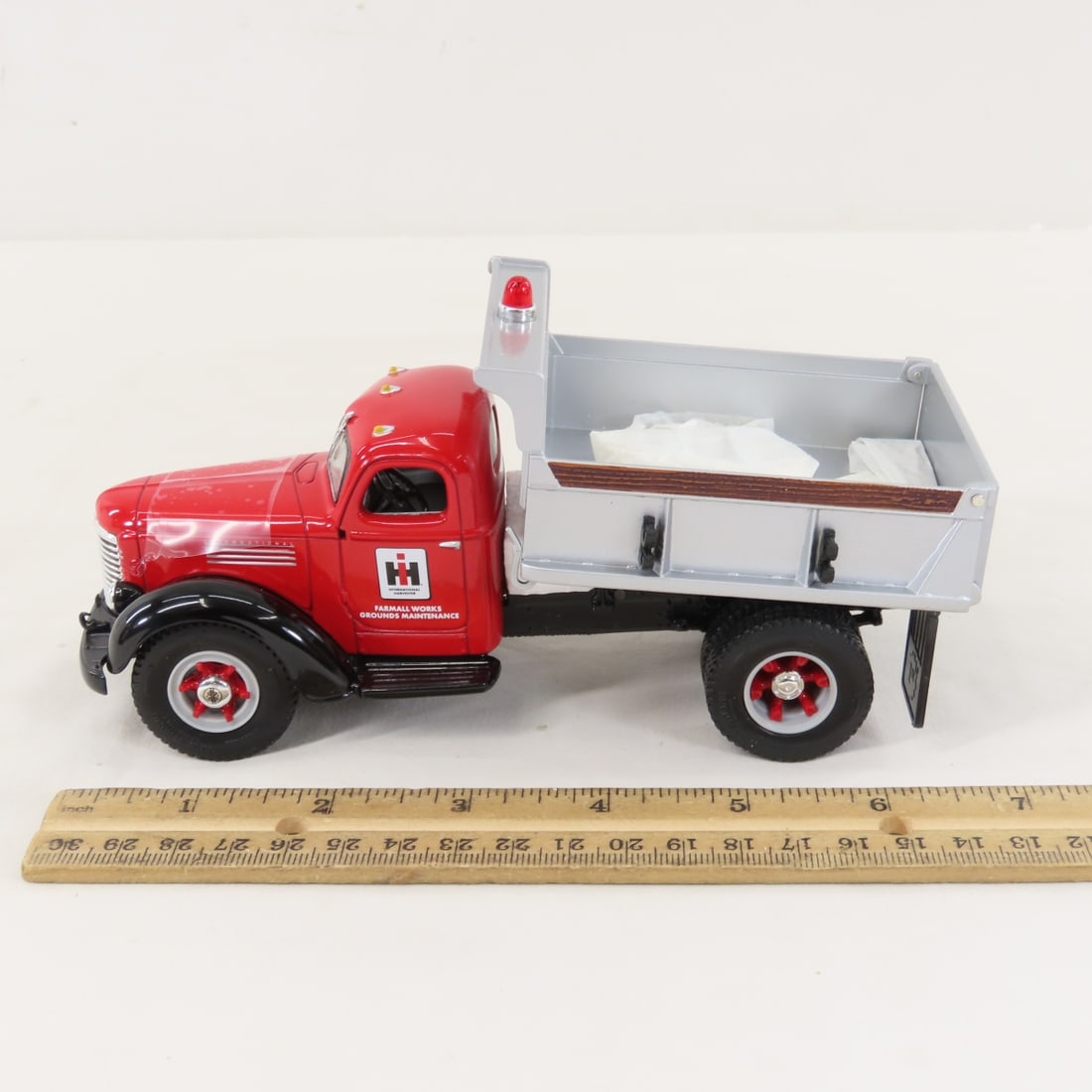 1st Gear 1:34 INTL 1949 KB-10 Farmall Dump Truck - 2