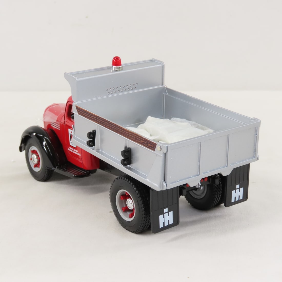 1st Gear 1:34 INTL 1949 KB-10 Farmall Dump Truck - 3