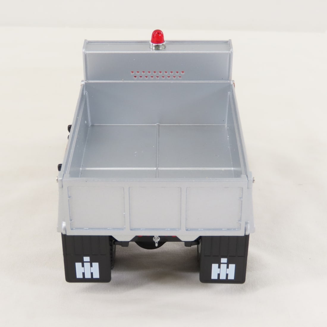 1st Gear 1:34 INTL 1949 KB-10 Farmall Dump Truck - 4