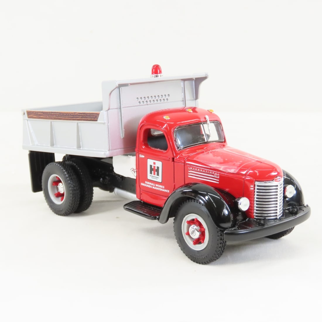 1st Gear 1:34 INTL 1949 KB-10 Farmall Dump Truck - 7