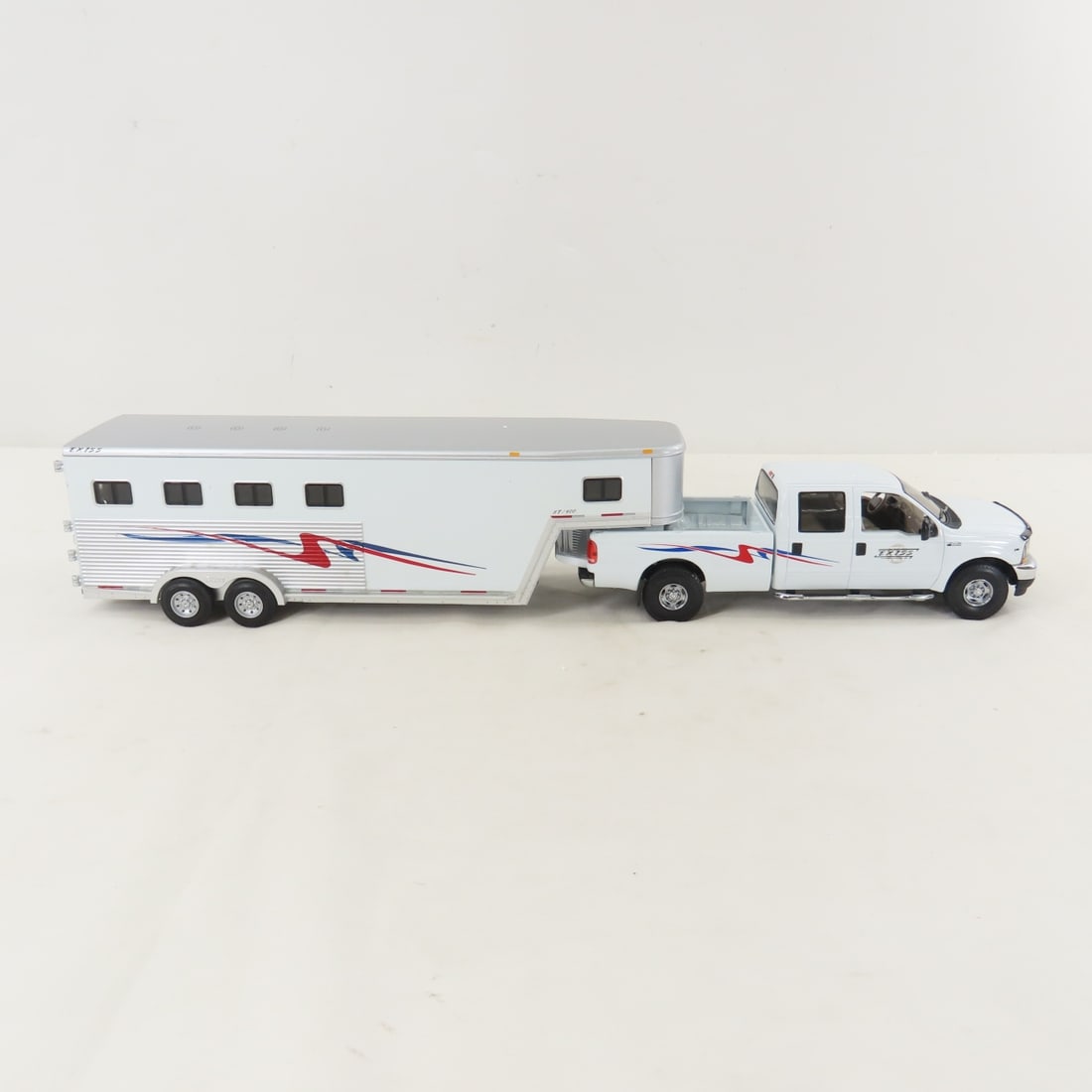 1st Gear 1:34 Ford F250 & Exiss Horse Trailer - 6