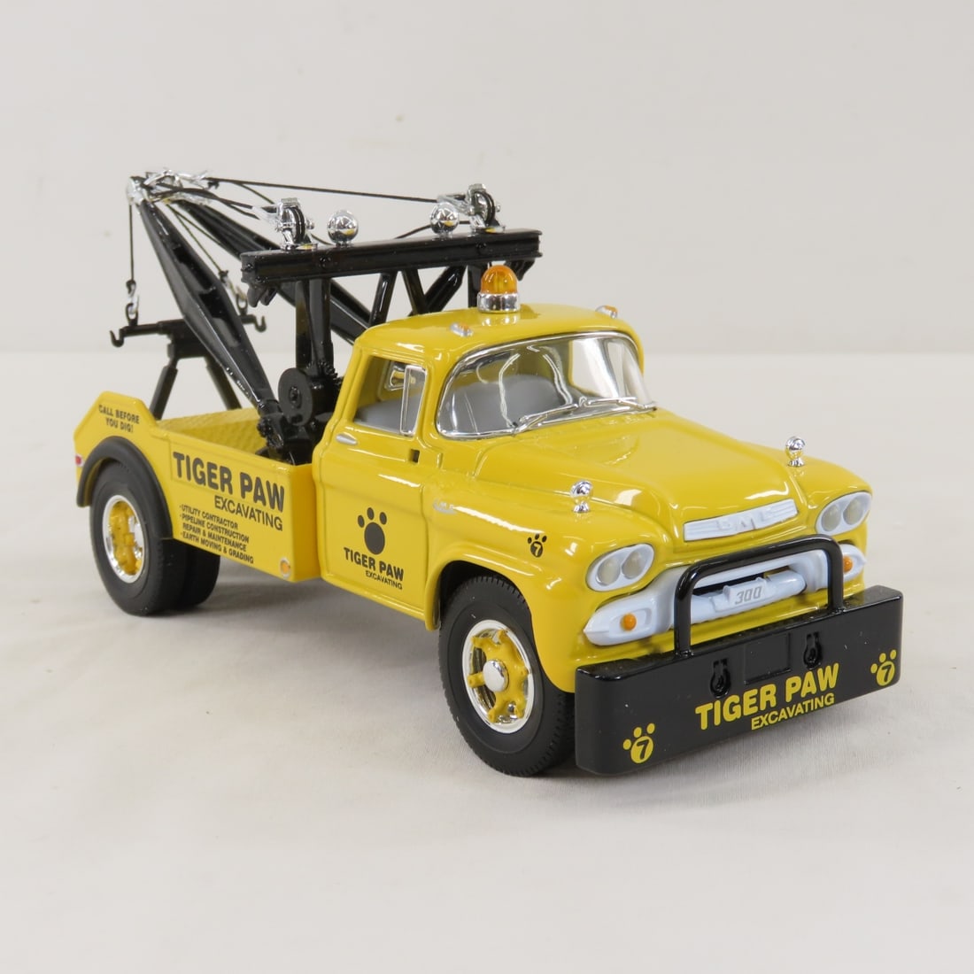 1st Gear 1:34 Tiger Paw Excavating Tow Truck - 7