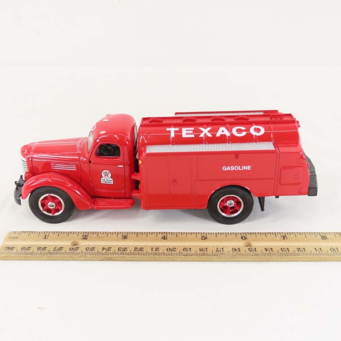 1st Gear 1:34 Texaco1949 INTL KB-8 Fuel Tanker - 2