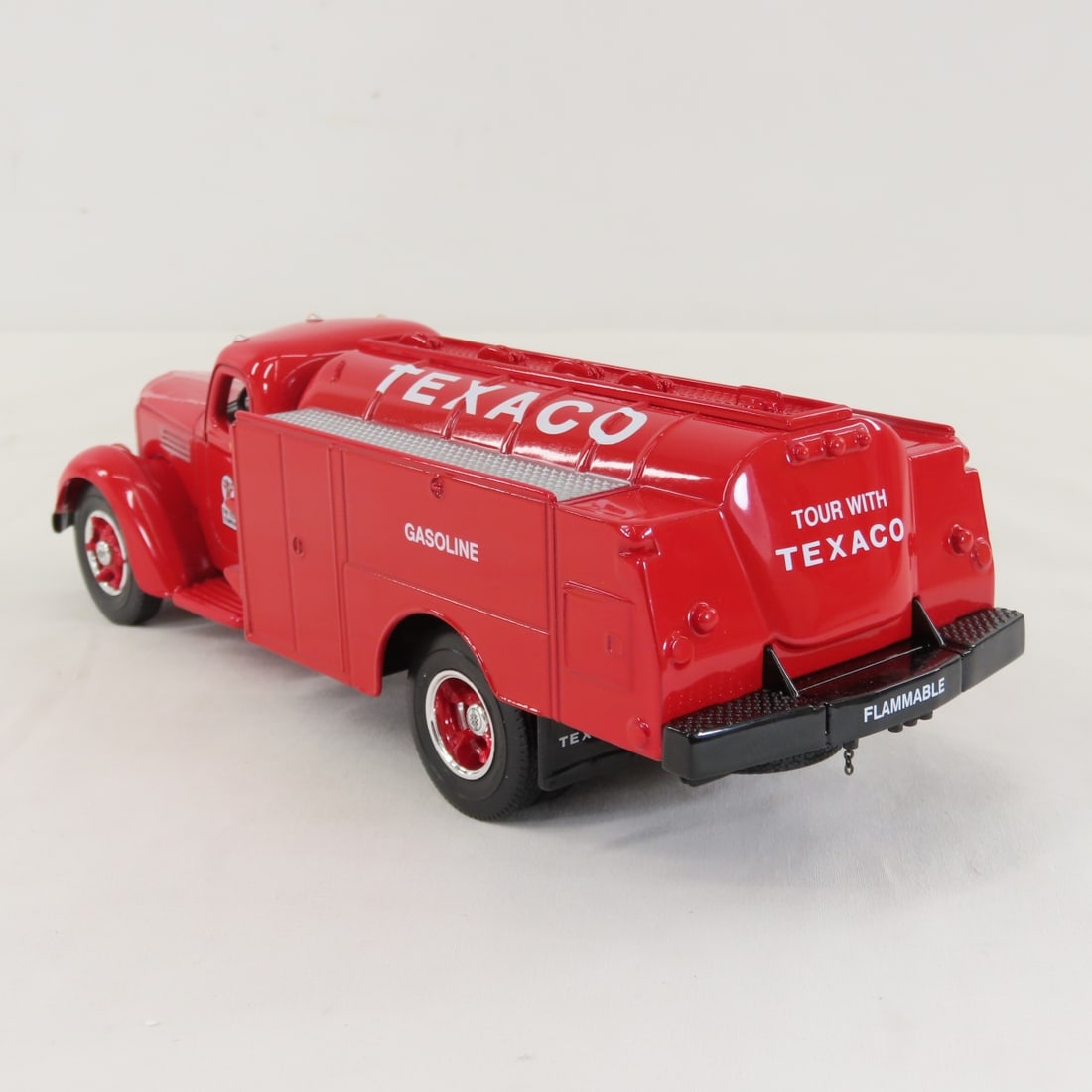 1st Gear 1:34 Texaco1949 INTL KB-8 Fuel Tanker - 3