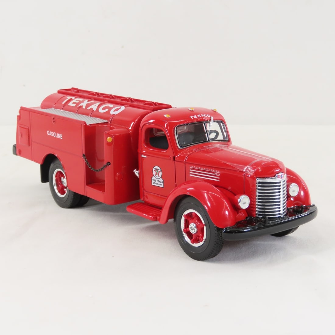 1st Gear 1:34 Texaco1949 INTL KB-8 Fuel Tanker - 7