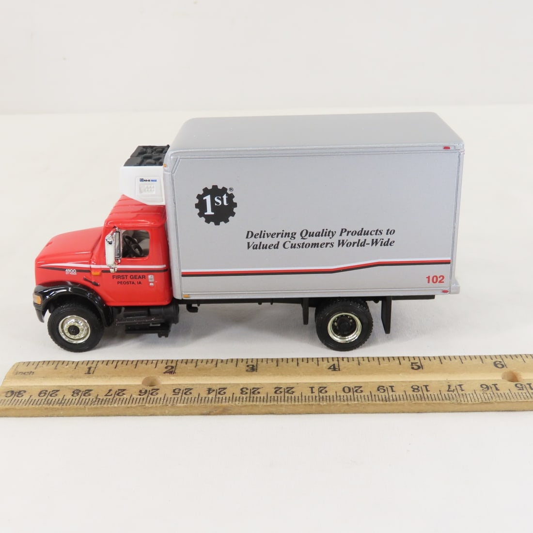 1st Gear 1:34 INTL 4900 Series Straight Truck - 2