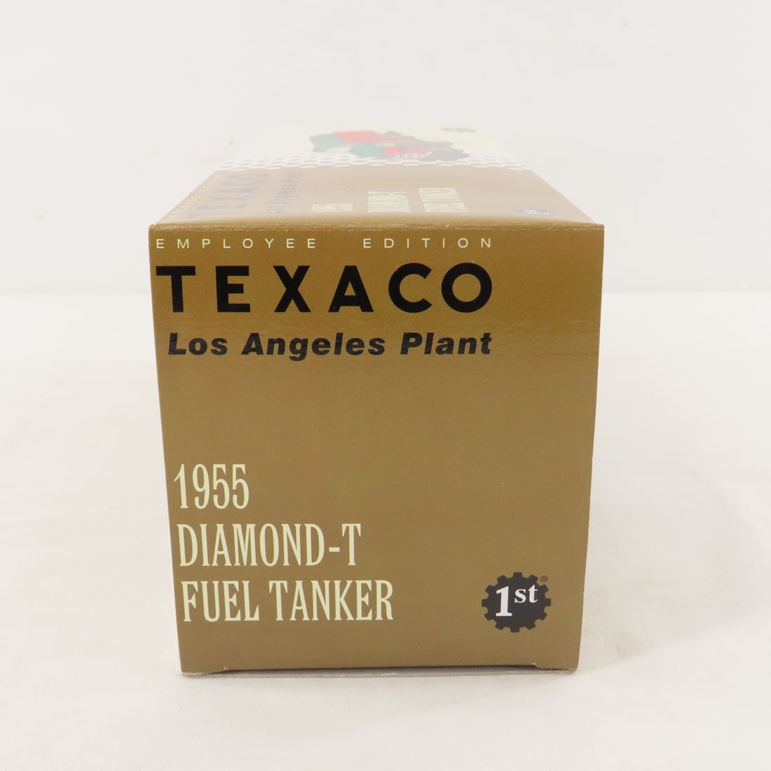 1st Gear 1:34 Texaco 1955 Diamond-T Fuel Tanker - 7