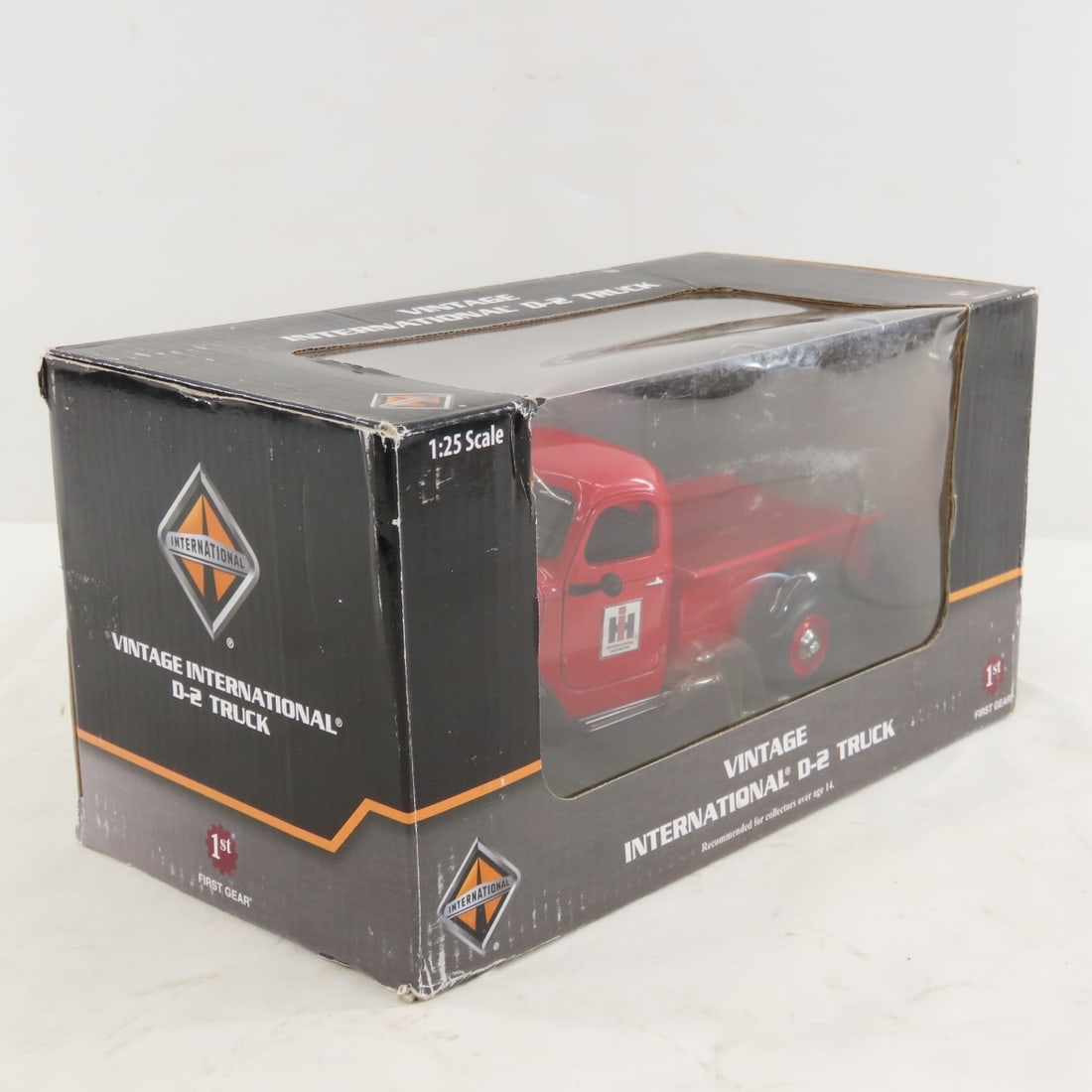 1st Gear 1:25 International Harvester D2 Truck - 2