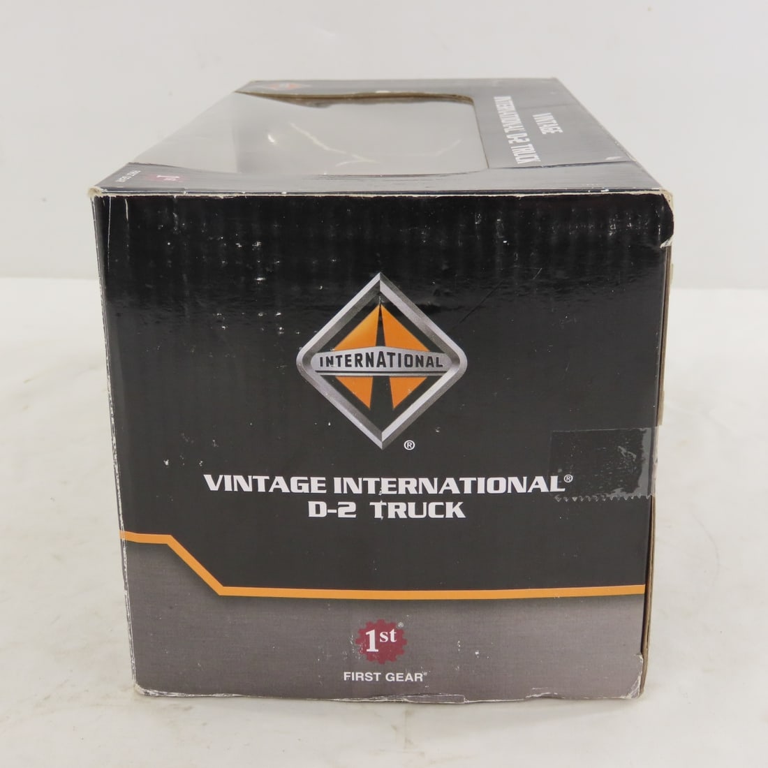 1st Gear 1:25 International Harvester D2 Truck - 4
