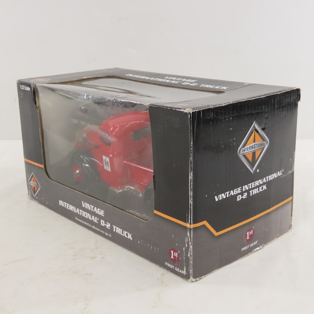 1st Gear 1:25 International Harvester D2 Truck - 5