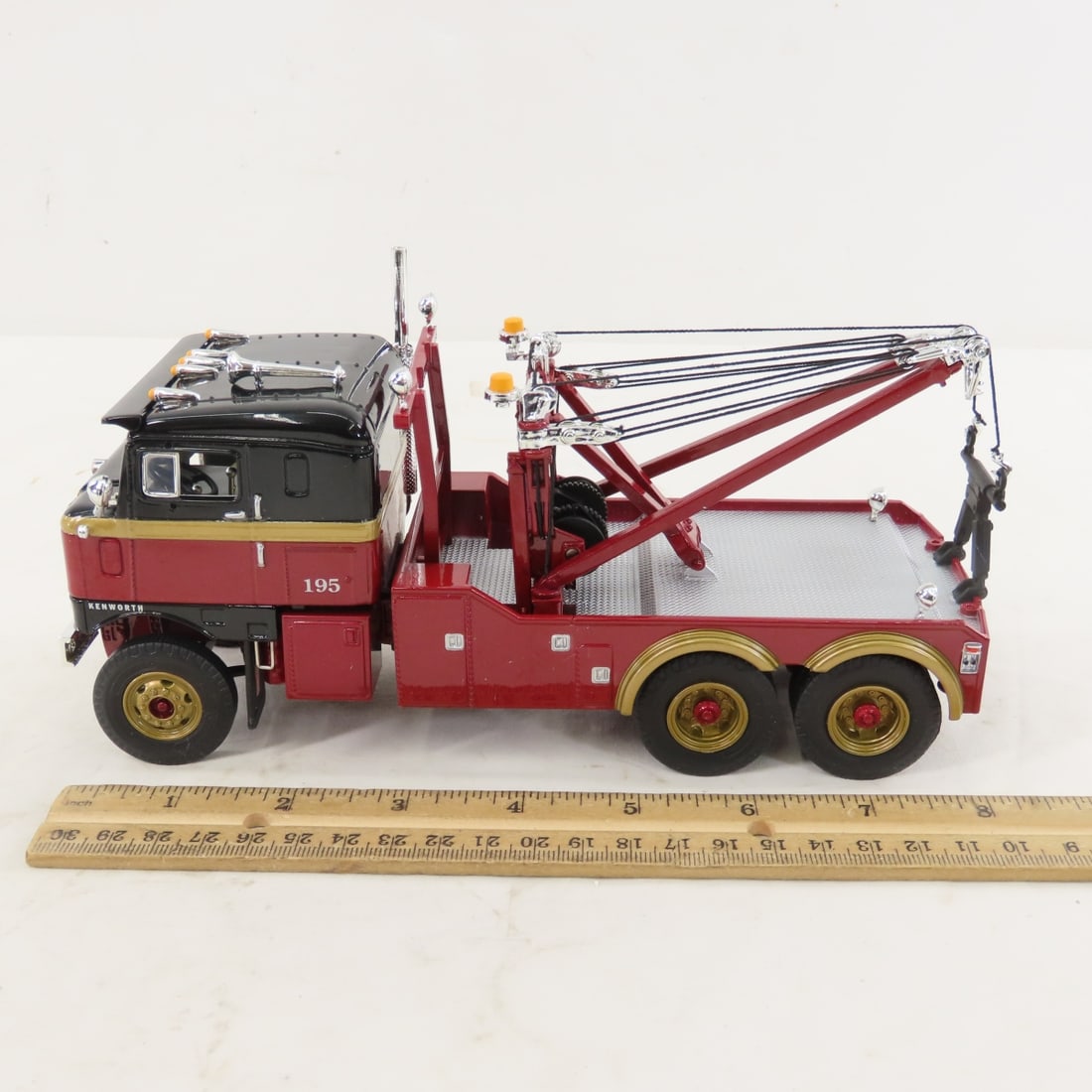 1st Gear 1:34 1953 Kenworth Bullnose Wrecker - 2