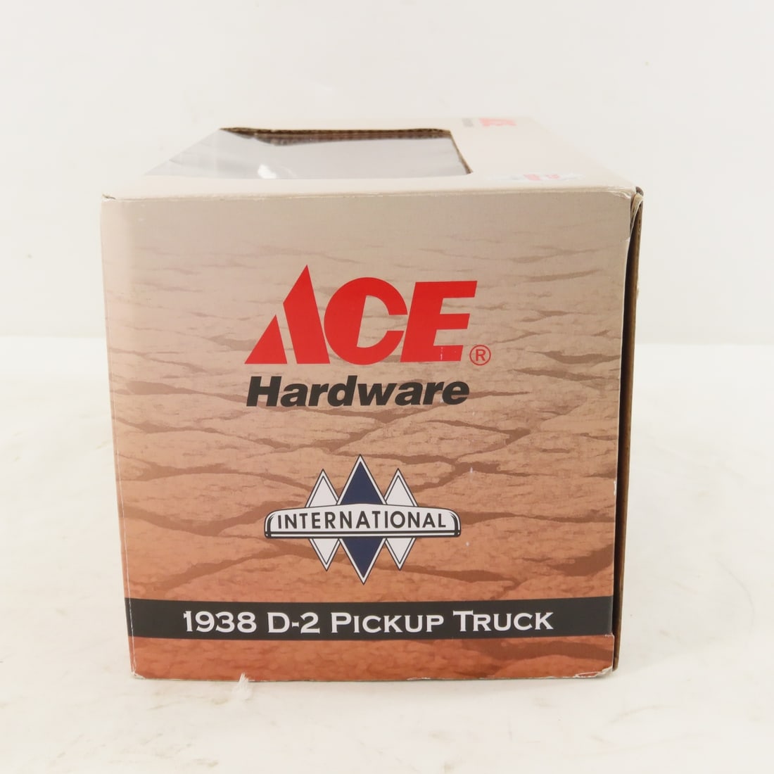 1st Gear 1:25 1938 INTL Ace Hardware D2 Pickup - 5
