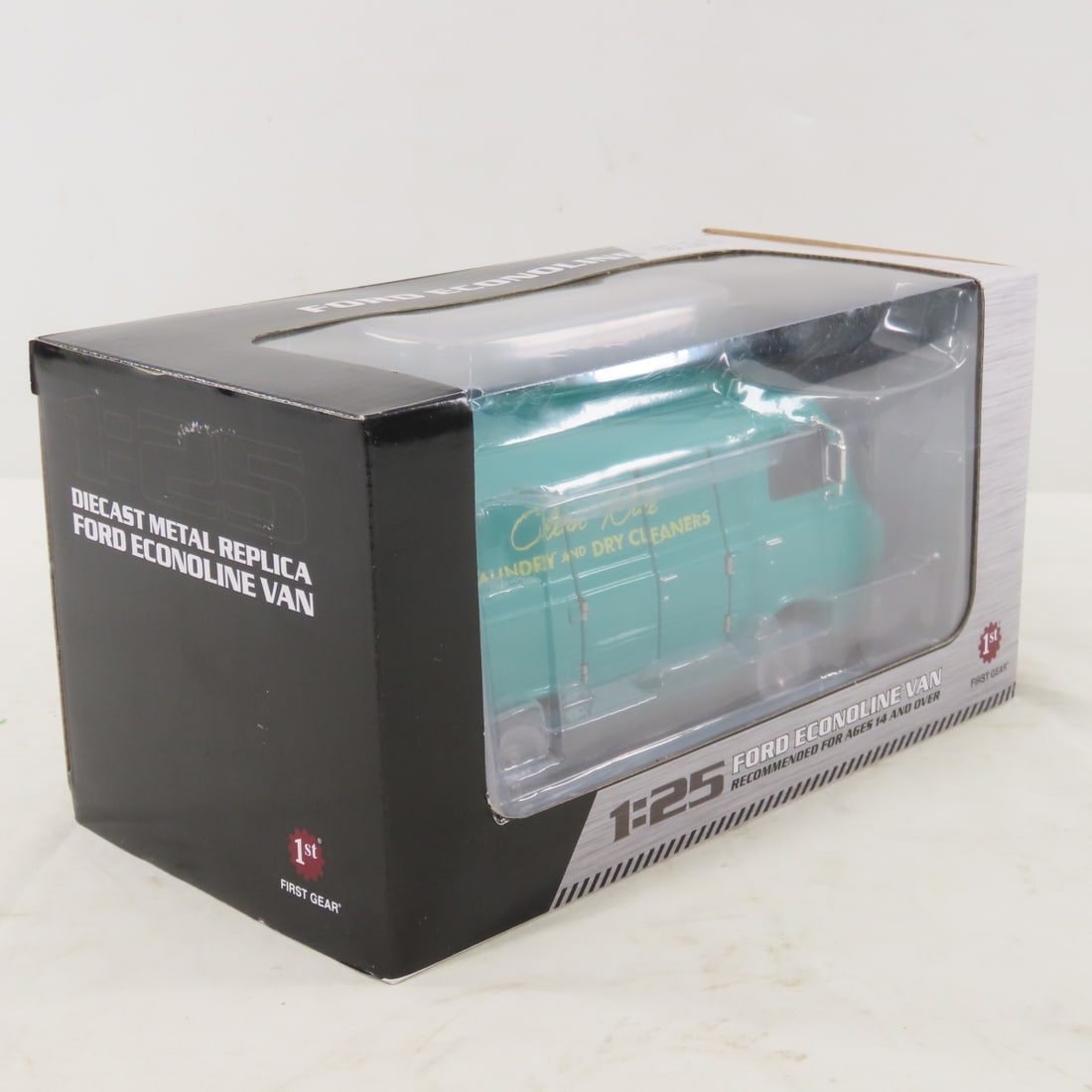 1st Gear 1:25 Ford Econoline Dry Cleaners Van - 2