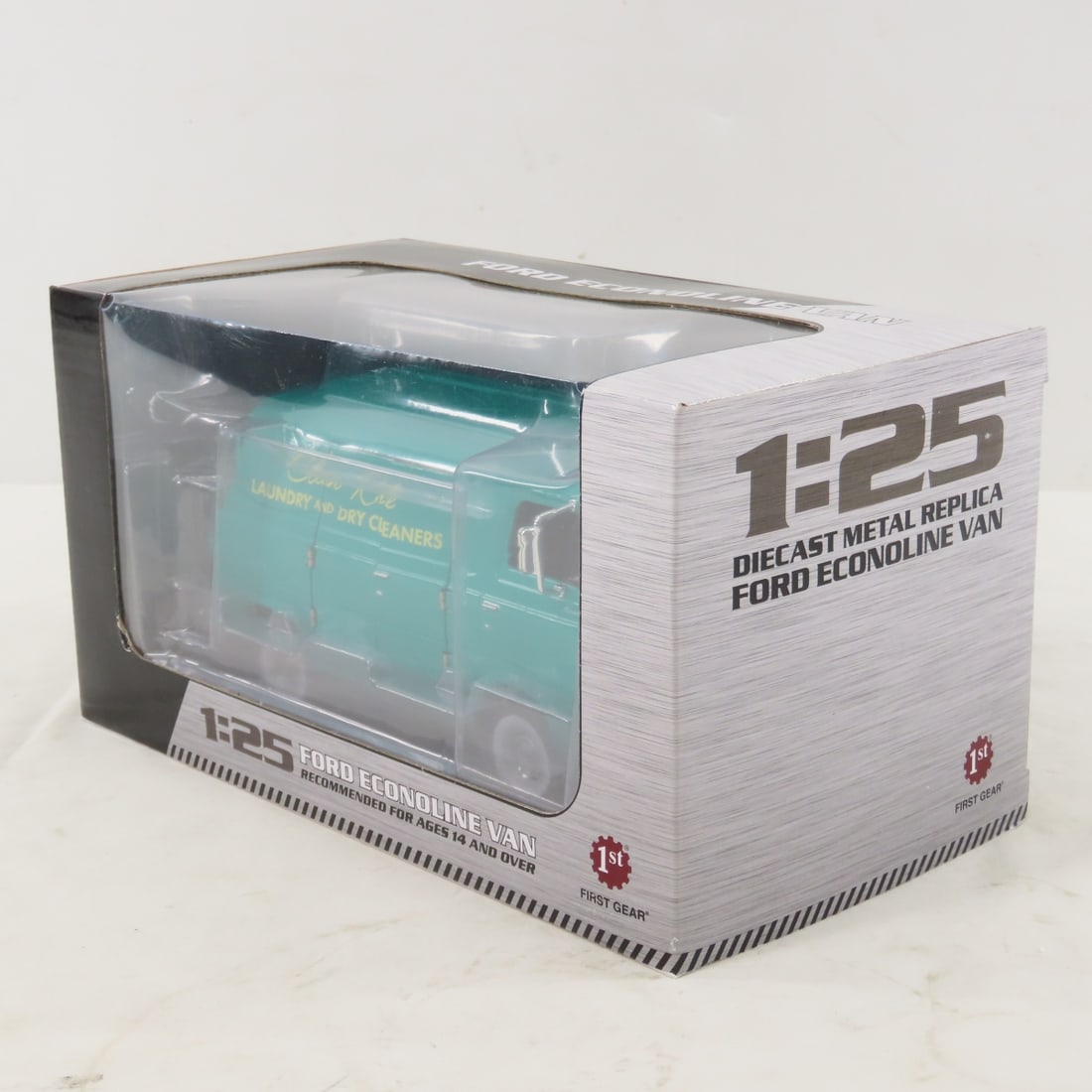 1st Gear 1:25 Ford Econoline Dry Cleaners Van - 6