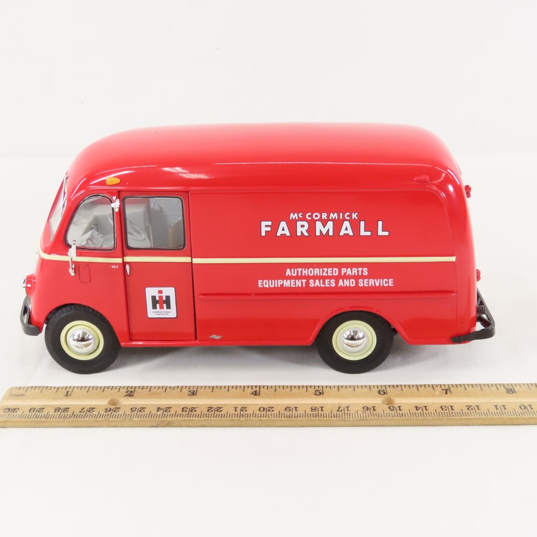 1st Gear 1:25 International Farmall Metro Van - 2