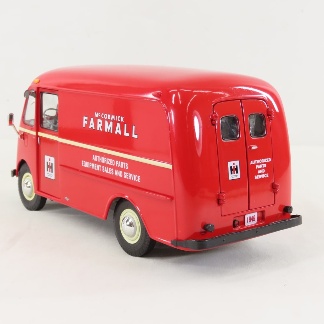 1st Gear 1:25 International Farmall Metro Van - 3