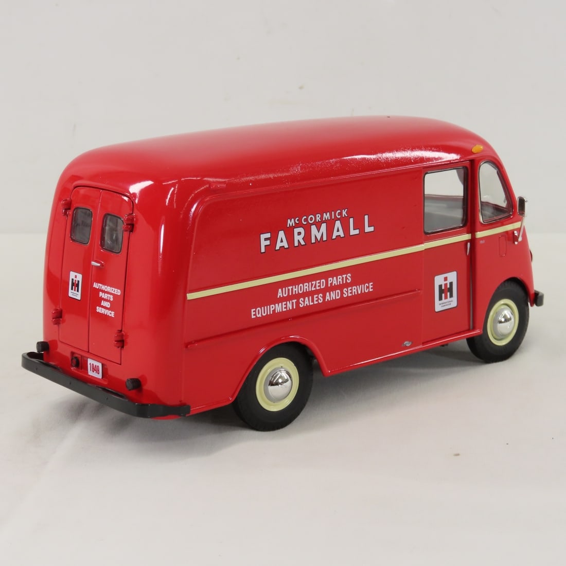 1st Gear 1:25 International Farmall Metro Van - 6