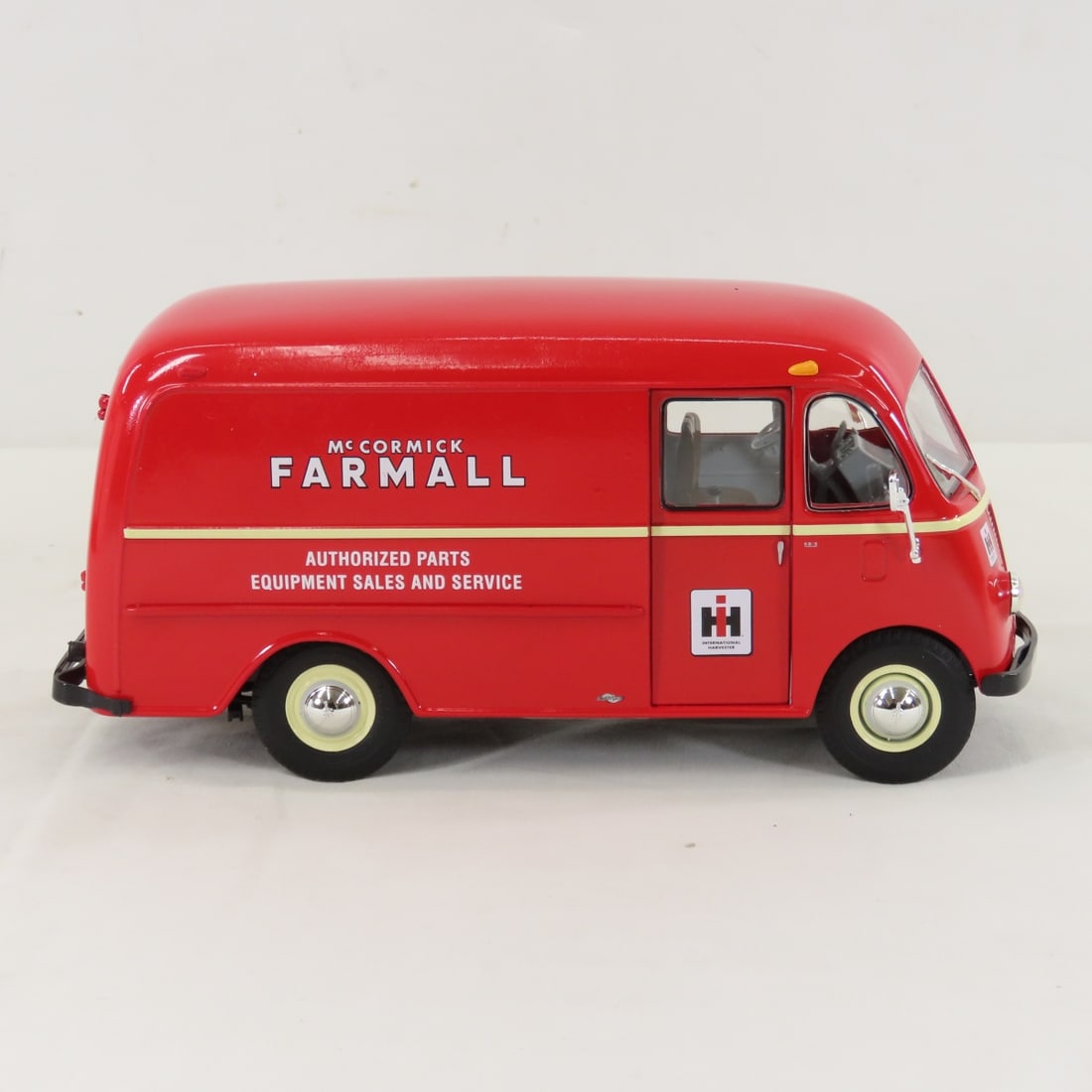 1st Gear 1:25 International Farmall Metro Van - 7