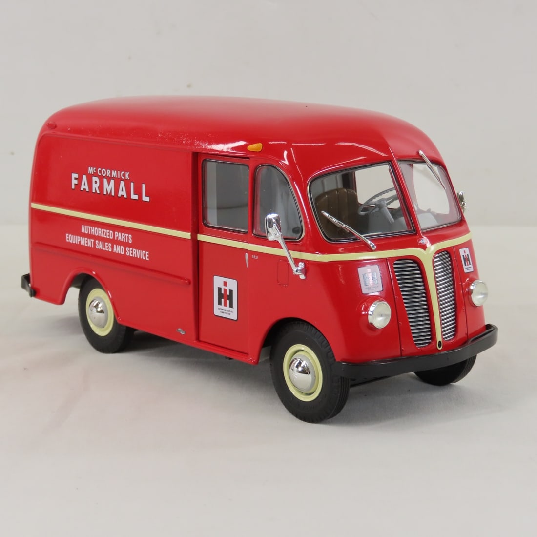 1st Gear 1:25 International Farmall Metro Van - 8