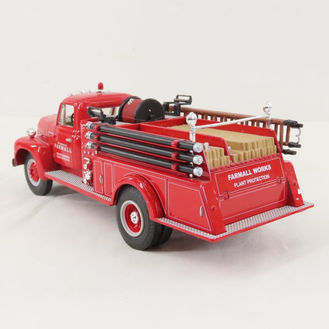 1st Gear 1:34 1957 INTL Farmall Fire Truck - 3