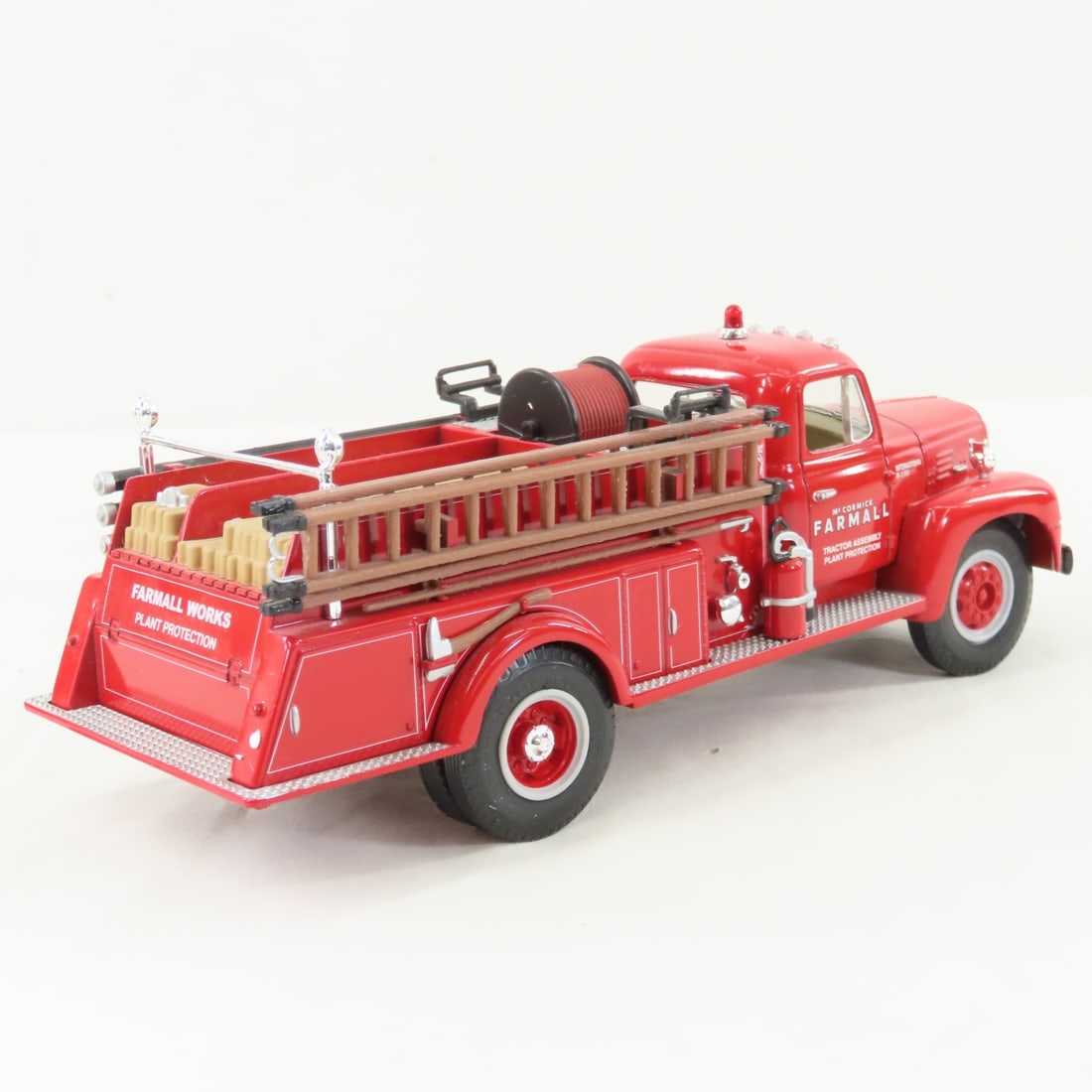 1st Gear 1:34 1957 INTL Farmall Fire Truck - 5
