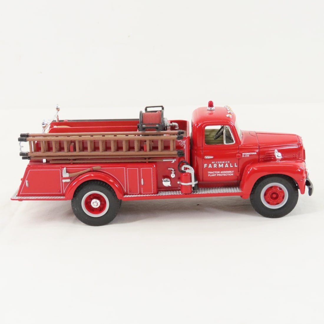 1st Gear 1:34 1957 INTL Farmall Fire Truck - 6