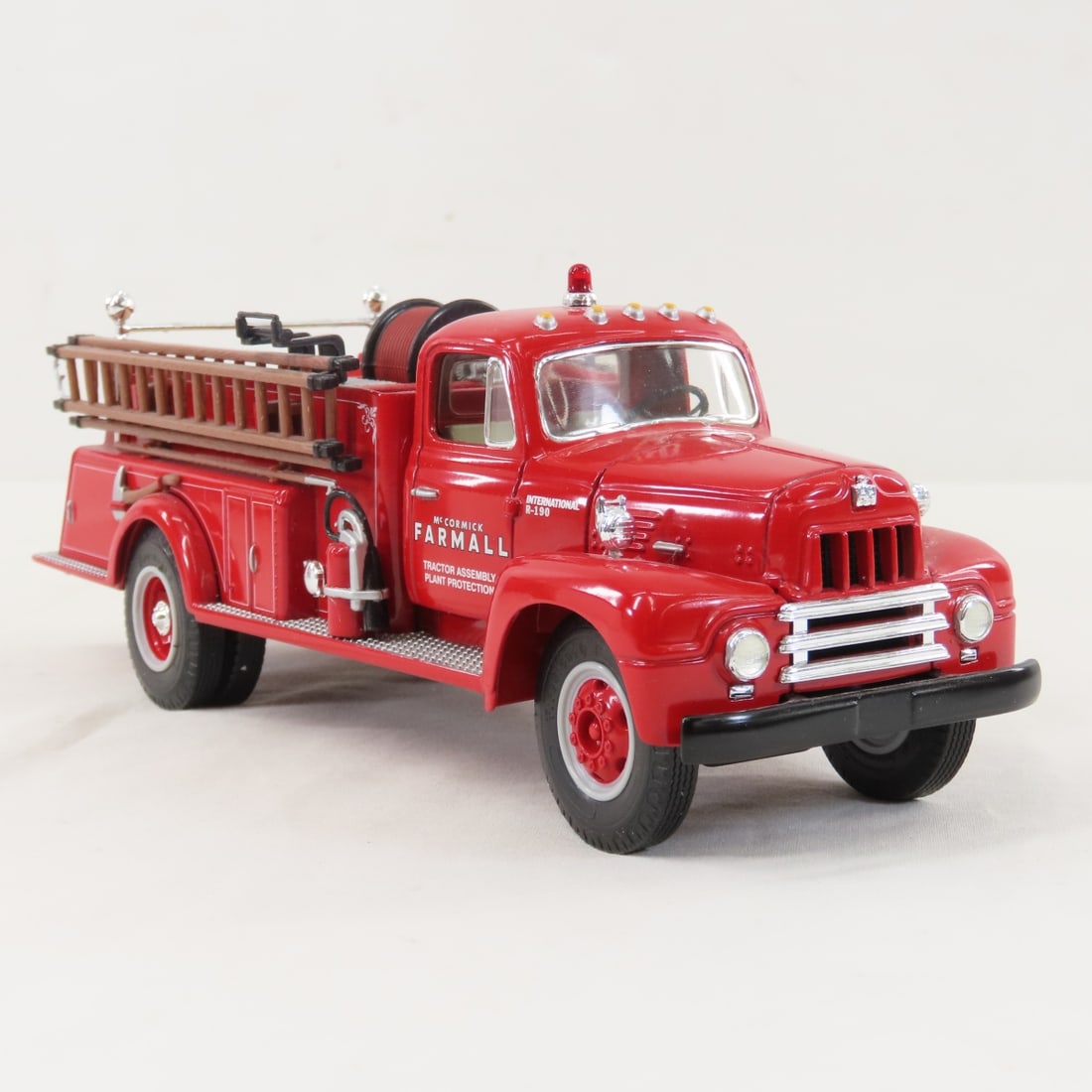 1st Gear 1:34 1957 INTL Farmall Fire Truck - 7